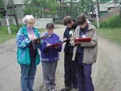 Составление карты схемы поселка Листвянка (М.В. Круглова и учащиеся - участники проекта)